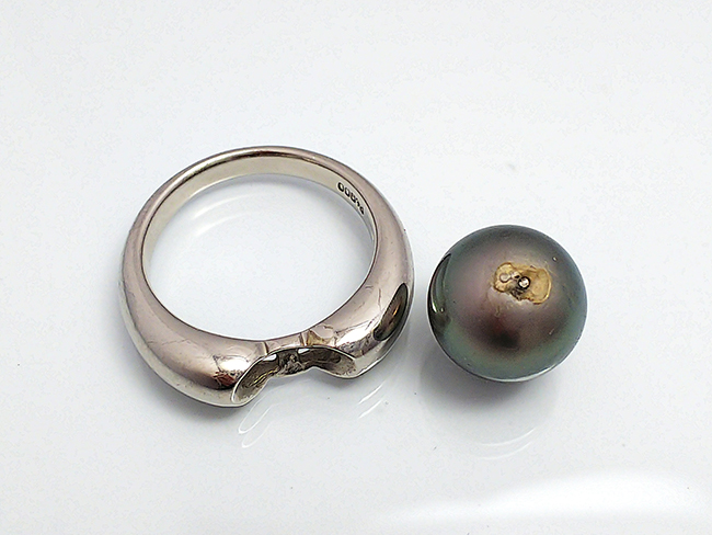 真珠を台に止めている芯が折れてしまった指輪の修理